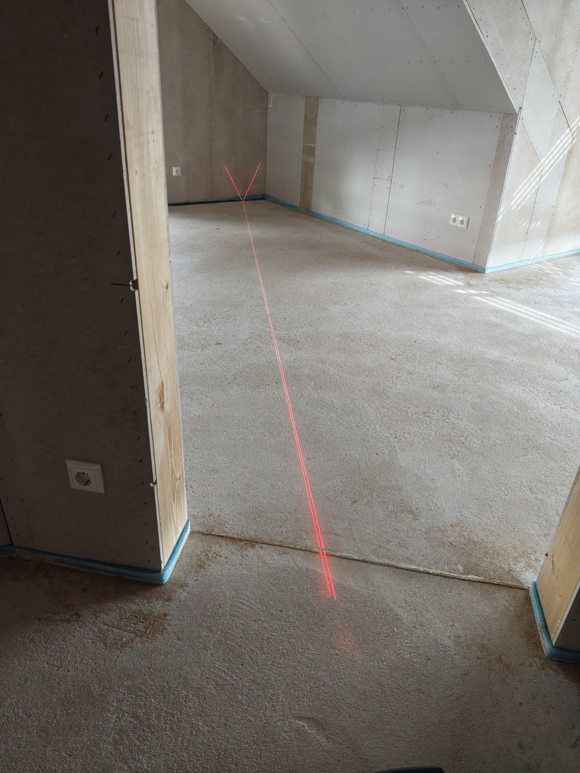 Raum im Innenausbau mit Laserlinie am Boden