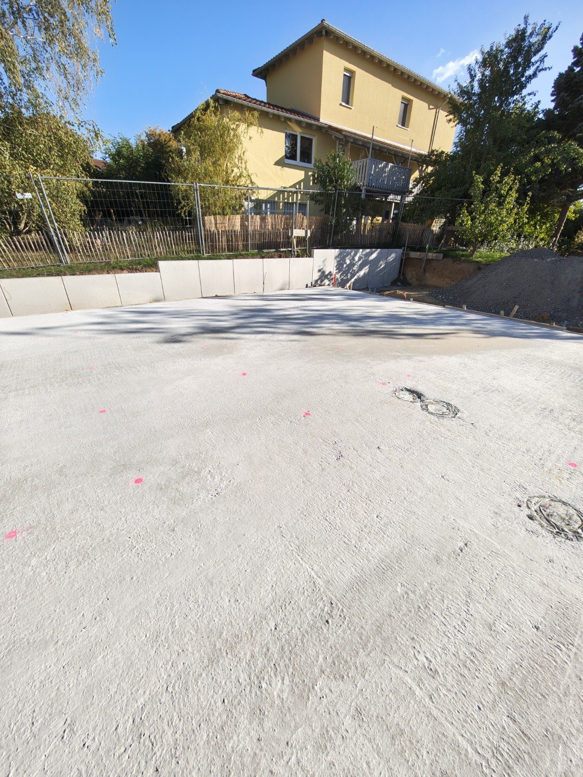 Bodenplatte und Randbereich einer Baustelle
