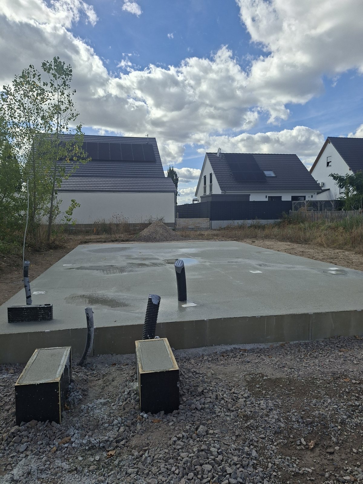 Bodenplatte eines Neubaus in der Bauphase