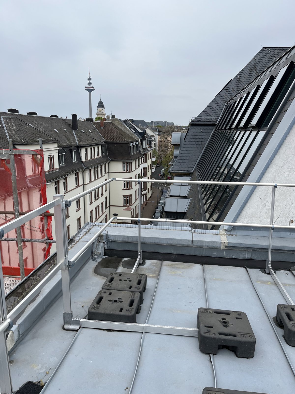 Dachterrasse und angrenzende Gebäude während einer Begehung